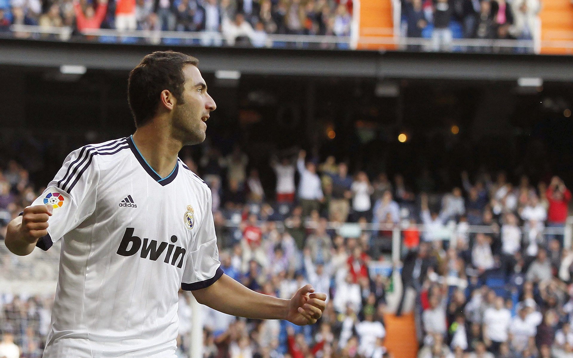 最刺激瞬间：比赛中的绝妙配合令观众惊叹，比赛刺激的成语