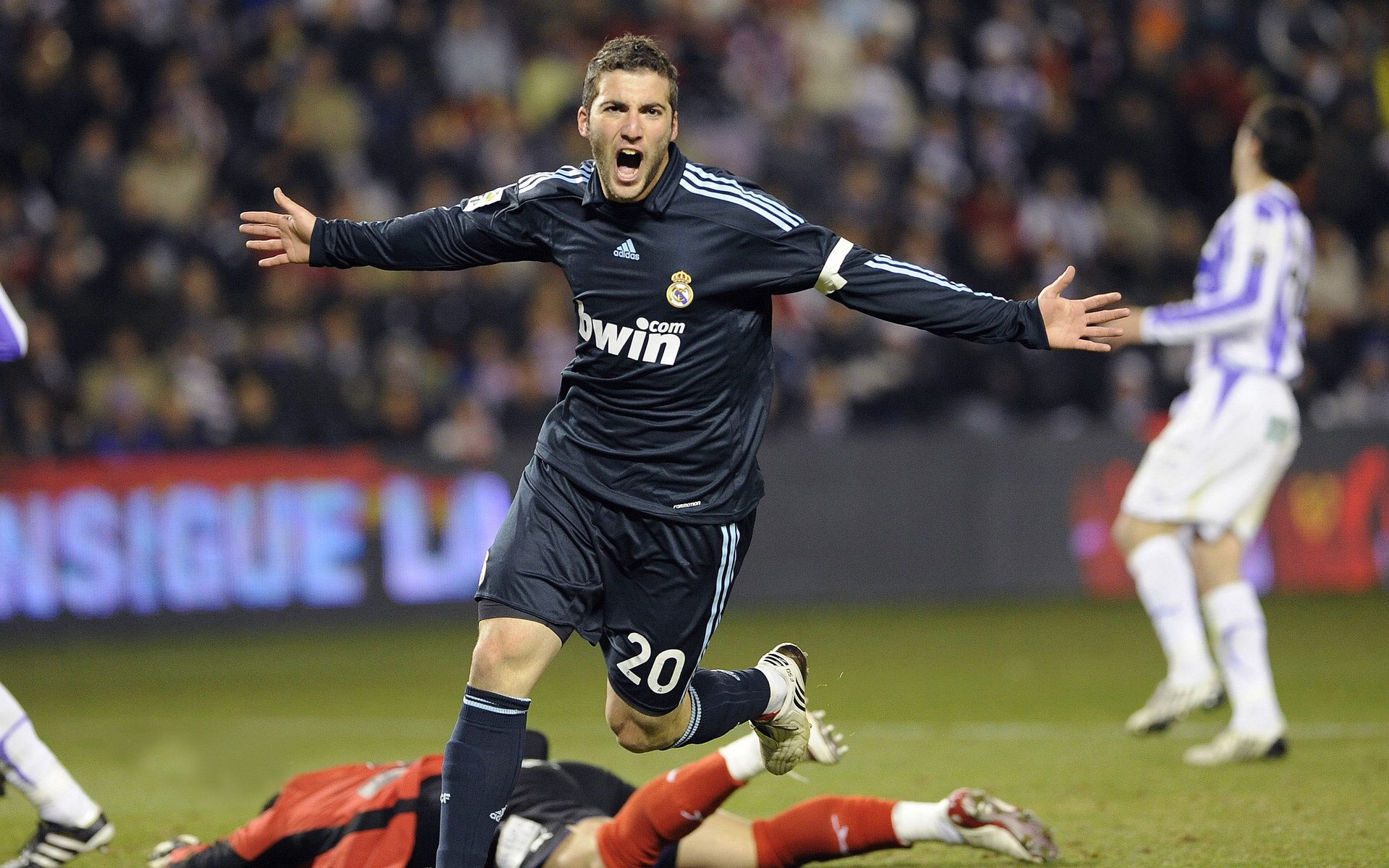 足球巨星云集，一战成名谁能胜出？，足坛第一球星