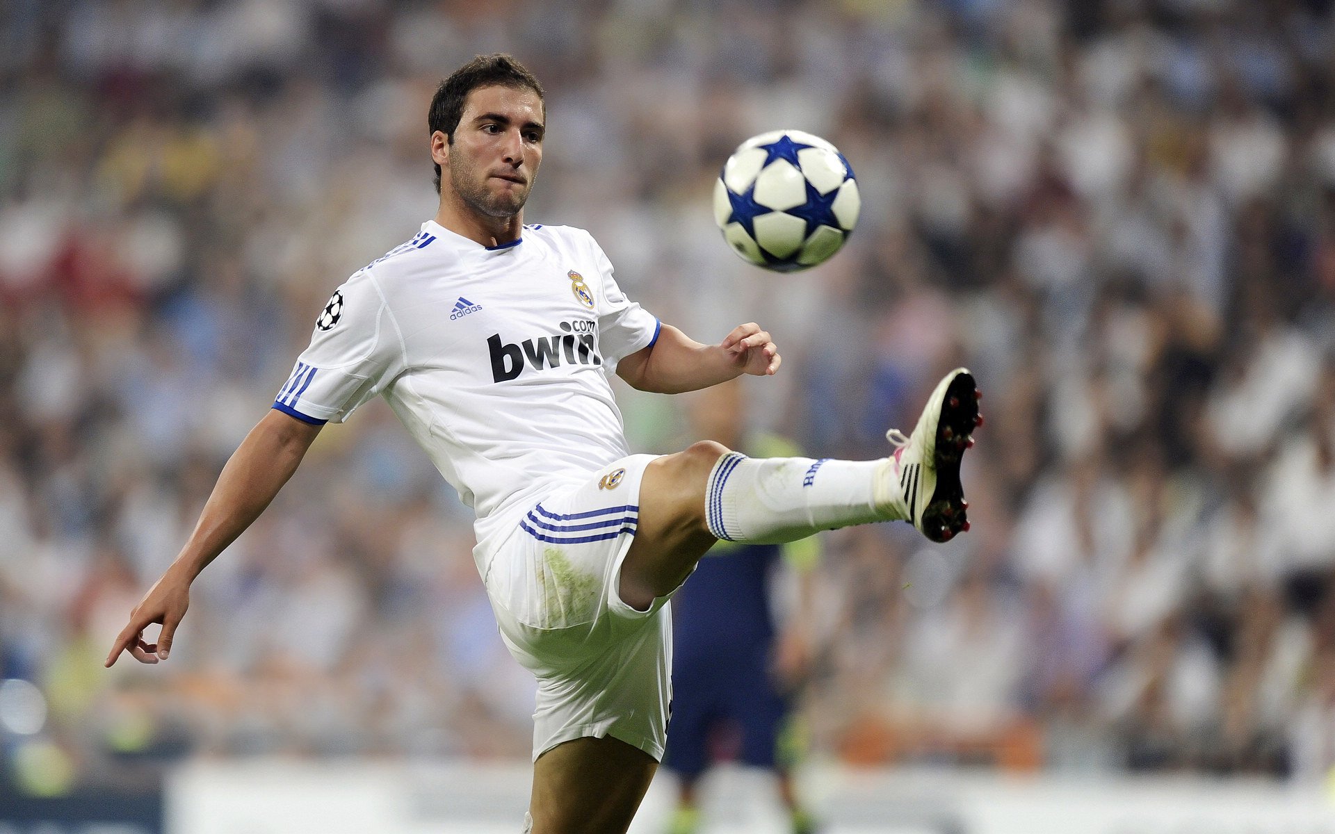 KAIYUN 中国大陆-2013年总决赛第六场：热火在詹姆斯的带领下，经历加时逆转雷霆，最终以95-88获得冠军，詹姆斯荣膺FMVP。